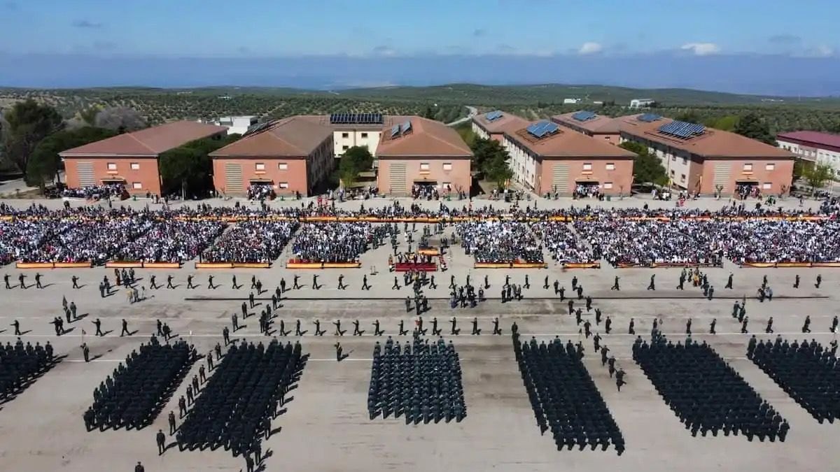 Vista aérea de una gran formación de alumnos en el patio de armas de un acuartelamiento durante un acto.