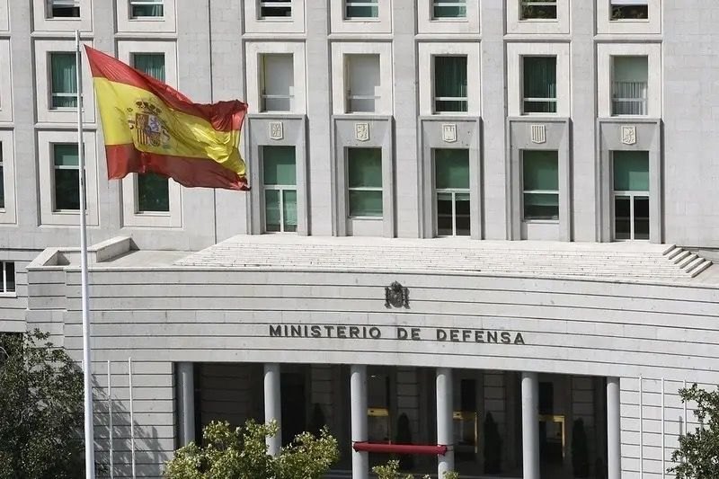 Fachada del Ministerio de Defensa con la bandera de España ondeando en el mástil.