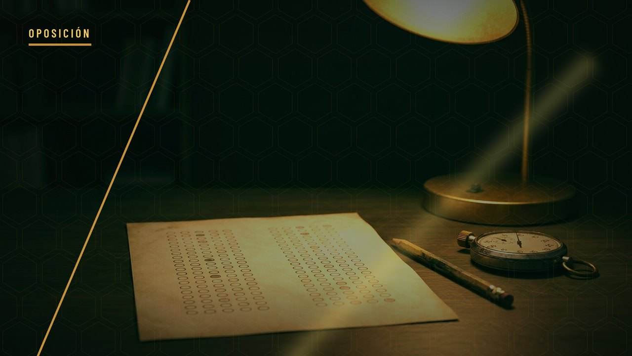 Hoja de respuestas, bolígrafo y reloj sobre una mesa de estudio, en el tratamiento visual de VM Oposiciones