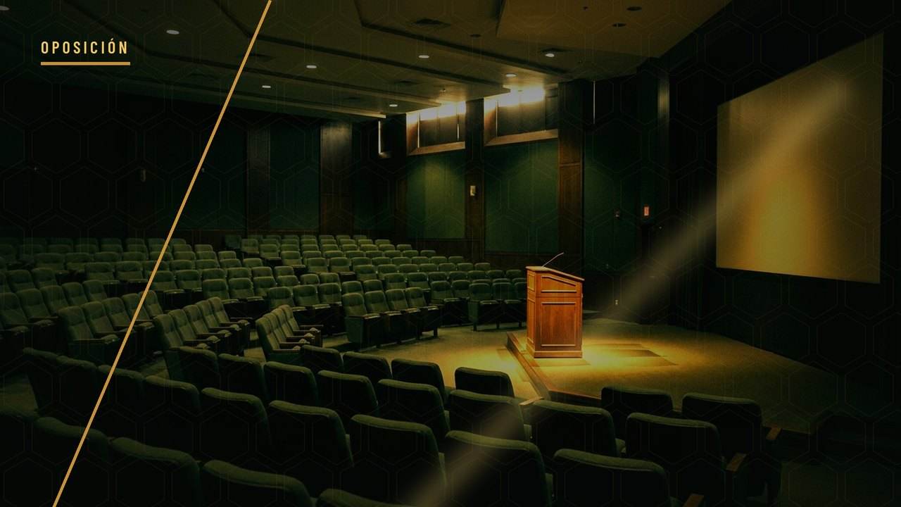 Aula vacía con un atril iluminado, en el tratamiento visual de VM Oposiciones