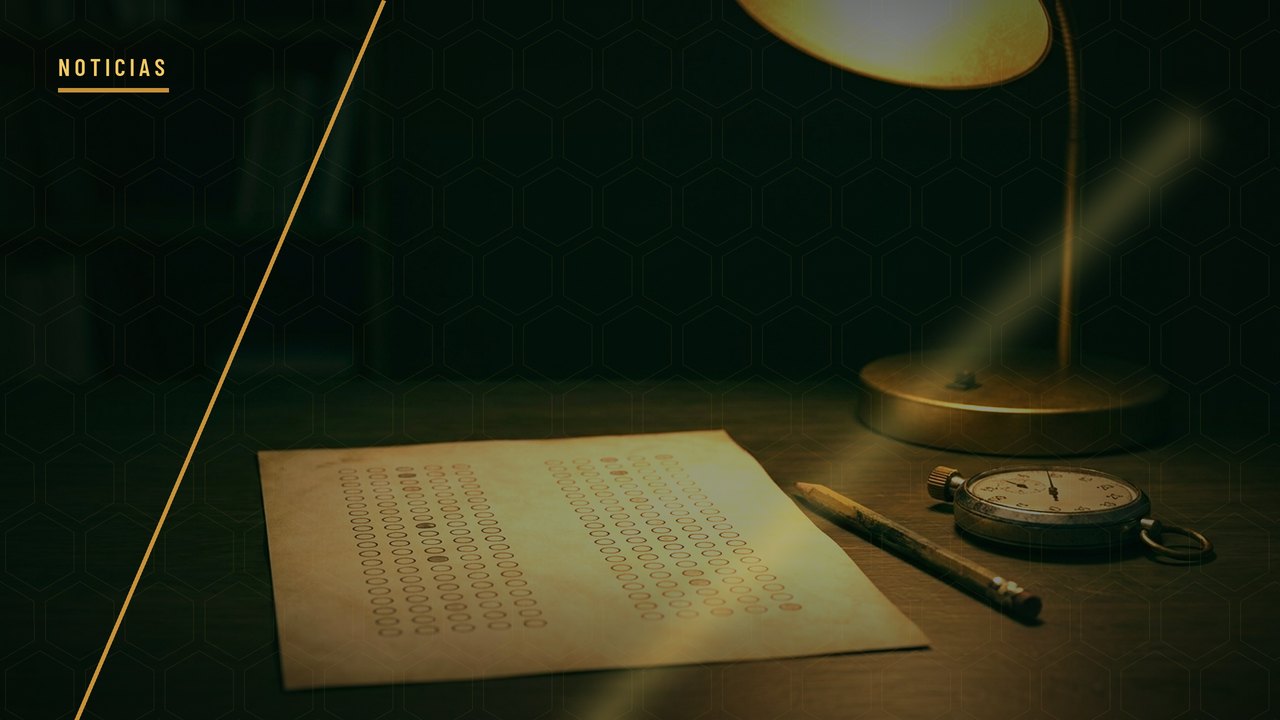 Cartela de noticias de VM Oposiciones: un pliego de papel con un lápiz y un reloj de bolsillo dorado bajo la luz de un flexo, sobre fondo verde oscuro.